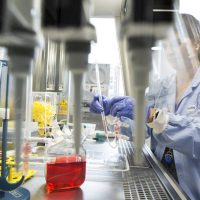 Roche acuerda con Regeneron fabricar y distribuir tratamiento contra el covid-19