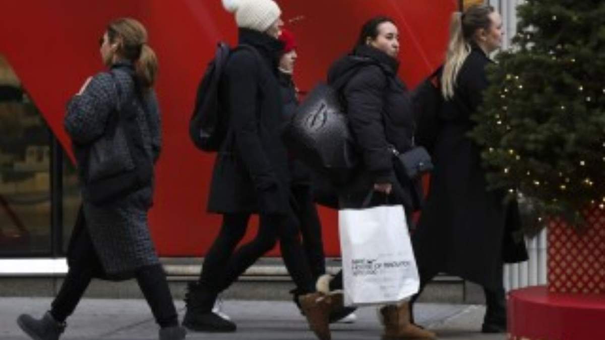 Algunas personas caminan por la Quinta Avenida el 29 de noviembre de 2024, en Nueva York