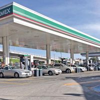 Las gasolinerías, pingüe negocio de una élite