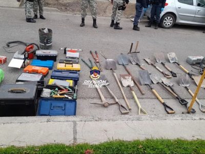 La policía secuestró una importante cantidad de herramientas en un allanamiento en Neuquén