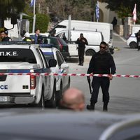 Hombre mata a tres personas y se suicida en oficinas de compañía en Grecia