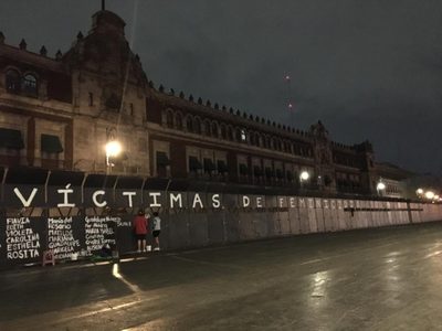 Pintan nombres de víctimas de feminicidio en valla instalada en Palacio Nacional