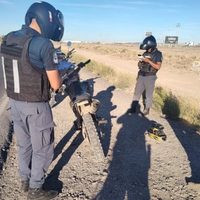 Fueron detenidos porque circulaban en una moto robada sin patente ni espejos retrovisores