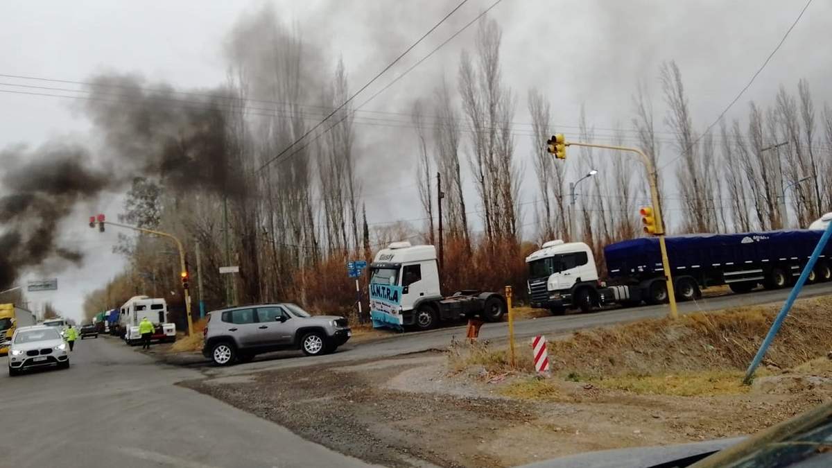Los camiones están instalados en las rotondas de las rutas 22 y 6 y acceso a J. J. Gómez en General Roca. Fuente: (Twitter).