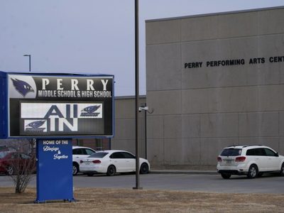 Muere director de escuela secundaria de Iowa que protegió a alumnos en tiroteo