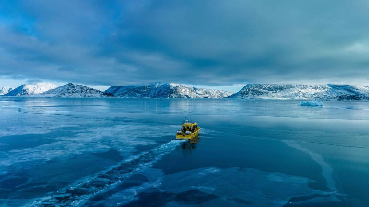 Un bote en el mar frente a Nuuk, Groenlandia, el 6 de marzo del 2025