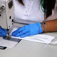 De hacer delantales a fabricar barbijos y camisolines