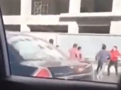 Un grupo de limpiaparabrisas agrede a conductor por no dar propina en Puebla (Video)