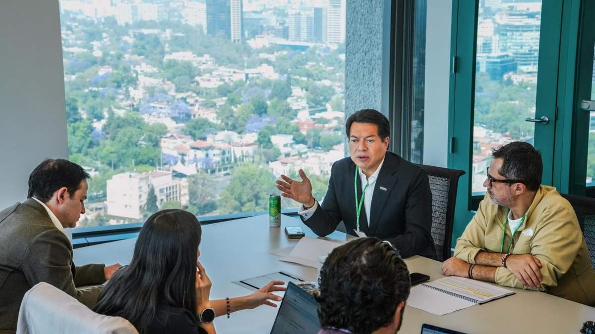 El líder morenista en la reunión con directivos de la red social