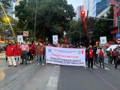 Sindicalistas de Nacional Financiera exigen aumento salarial y bloquean Insurgentes Sur