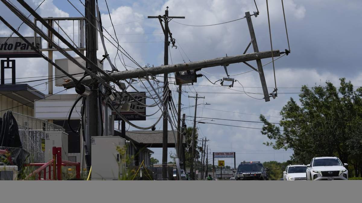 Una torre de líneas de electricidad derribada en Houston, tras el paso del huracán Beryl en Texas