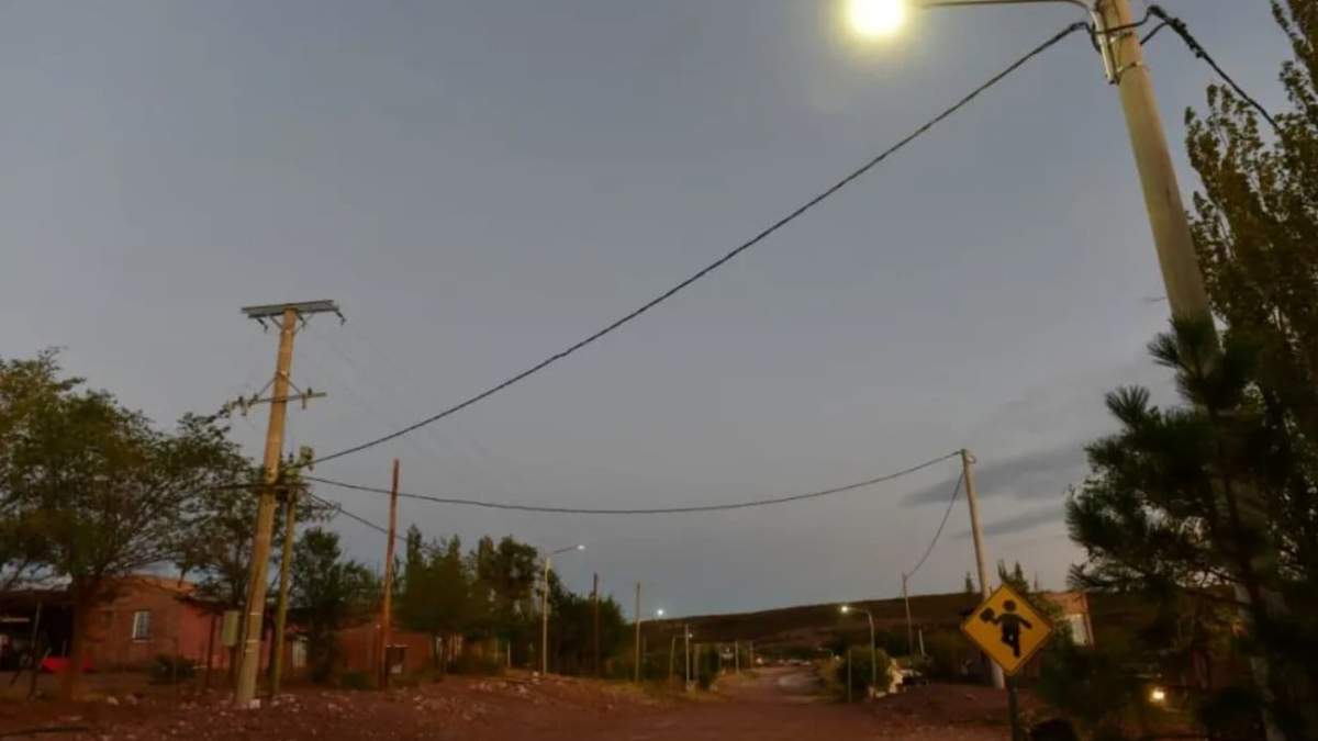 Los Chihuidos cuenta con iluminación pública y domiciliaria sin restricciones horarias. Fuente: (Gobierno de Neuquén)