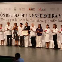 Reconocen a enfermera que dejó festejo de su boda para atender a paciente en Tabasco