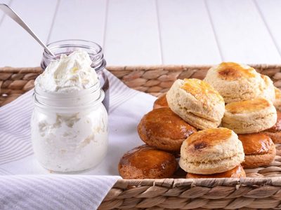 No tirés la crema cortada o pasada y prepará estos scones super deliciosos con 4 ingredientes