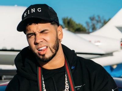 ¡Se le sale! Anuel AA fue traicionado por el viento y quedó expuesto ¿Se devela el misterio?