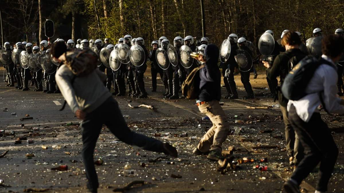 Manifestantes atacan a la policía en Bruselas, Bélgica. Fuente: (Twitter)