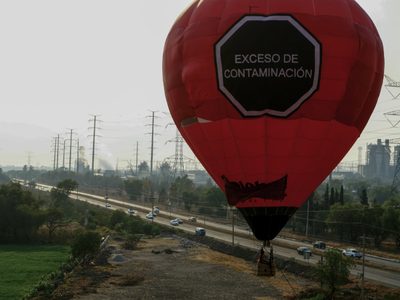 Greenpeace lanza globo aerostático para evidenciar "exceso de contaminación" en refinería de Tula