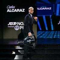 Alcaraz recibe el trofeo como número 1 del 2025: "Es algo para lo que estoy trabajando muy duro"
