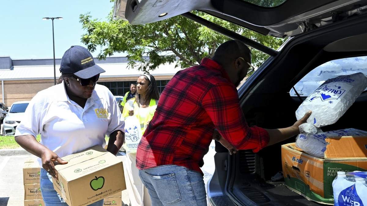 Voluntarios ayudan a entrega hielo y suministros en el centro de refresco Acres Homes en Houston