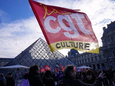 Trabajadores del Louvre votan a favor de la huelga, otro golpe al museo parisino