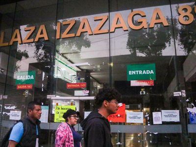 Reabren plaza de Izazaga 89 pese a amagos de extinción de dominio