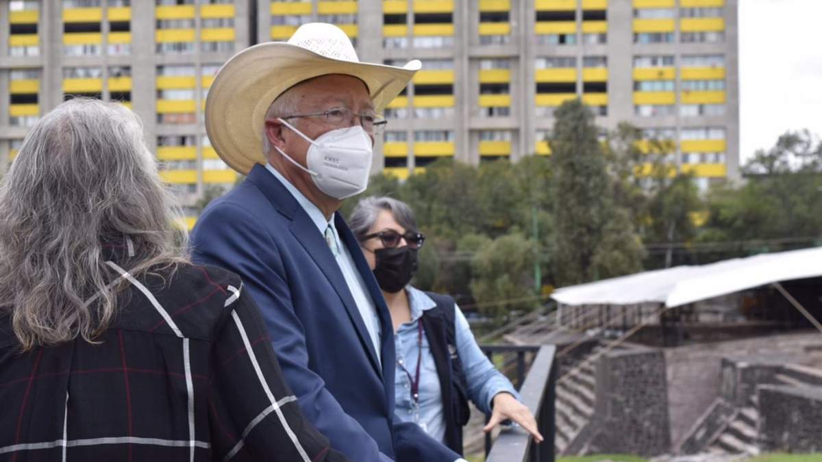 El embajador durante su recorrido por la Plaza de las Tres Culturas