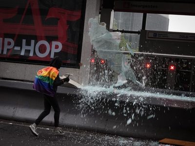 Integrantes de la comunidad transgénero protestan en la Glorieta de Insurgentes y dañan el Metrobús