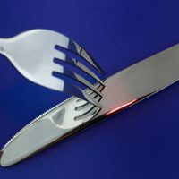 El secreto para dejar tus cubiertos de plata como si recién los estrenaras con solo 1 ingrediente de la cocina