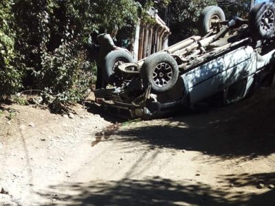 Perdió el control de su camioneta 4×4 y volcó a pocos metros del CPEM 57 en San Martín de los Andes
