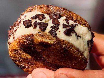 Con 2 ingredientes, prepará estos alfajores helados que son una bomba para la merienda dulce del verano
