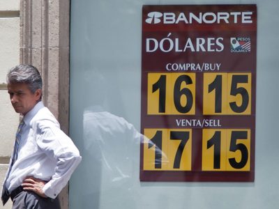 El peso se depreció 2.24% en la semana; el dólar se vende en 17.06 unidades