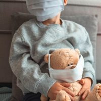 Lograron detectar cuáles son los mecanismos que causan los casos graves de coronavirus en niños