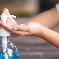 La ANMAT le bajó el pulgar a este alcohol en gel y a un producto consumido por celíacos