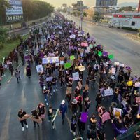 "Marea violeta" toma las calles de México: mujeres exigen alto a la violencia de género y feminicida
