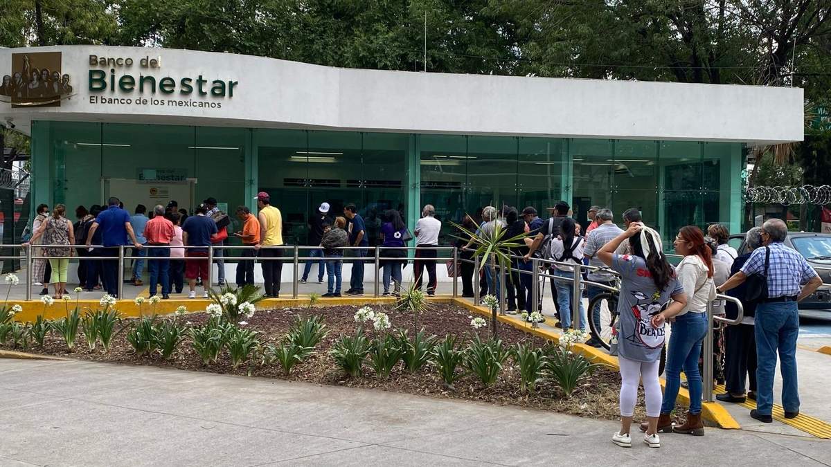 Fila en un Banco del Bienestar