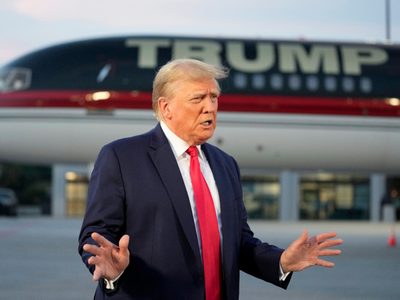Demanda sostiene que la Constitución veda la candidatura de Trump