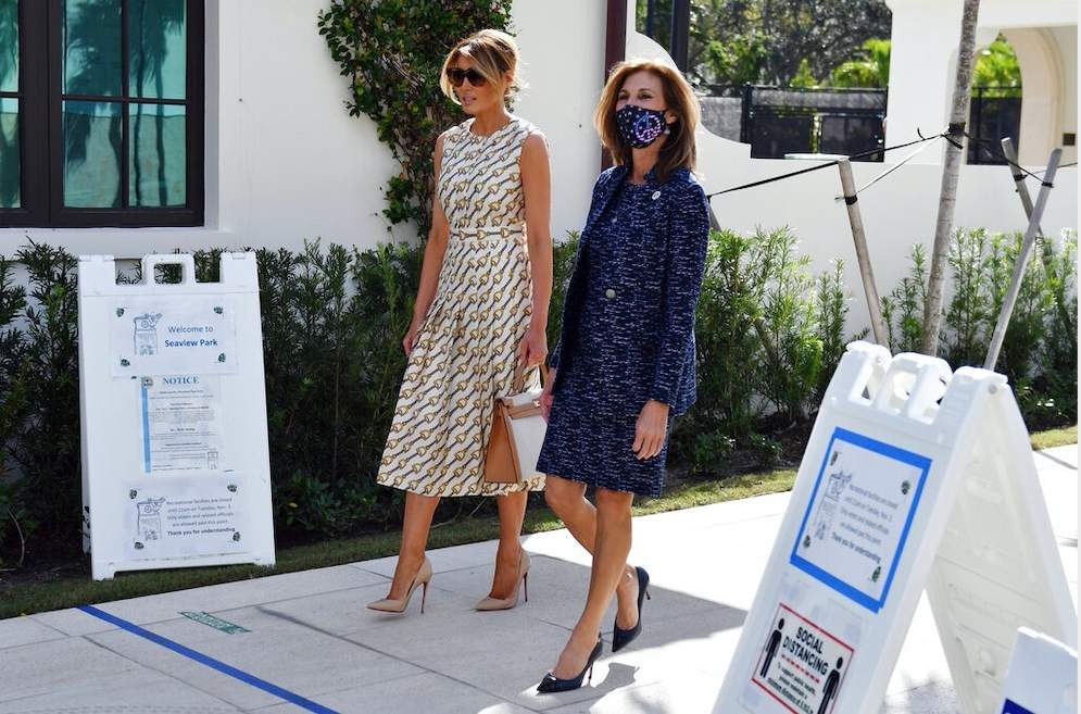 Melania Trump camina acompañada de Wendy Sartory Link, supervisora ​​de elecciones del condado de Palm Beach, después de emitir su voto