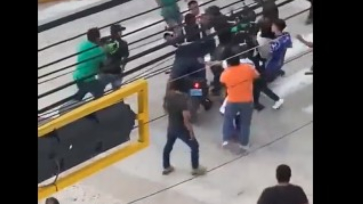 Multitud golpea a sujeto que tomó como rehenes a papá e hija