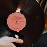 Si guardaste viejos CD y discos de vinilo tenés un tesoro en casa: mirá cómo usarlos para decorar