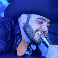 Exigen a YouTube bajar video de cantante grupero por 'promover el feminicidio”