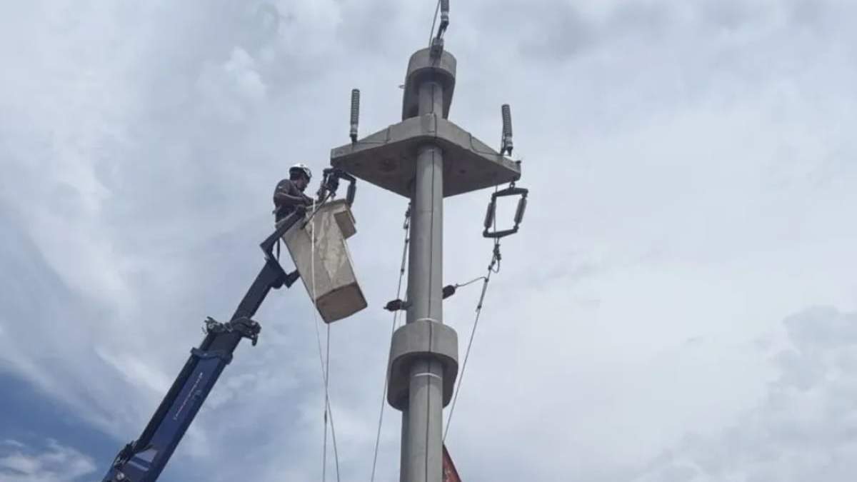 Trabajos del EPEN para recuperar el servicio eléctrico en San Patricio del Chañar. Fuente: (Nueuqén Informa)
