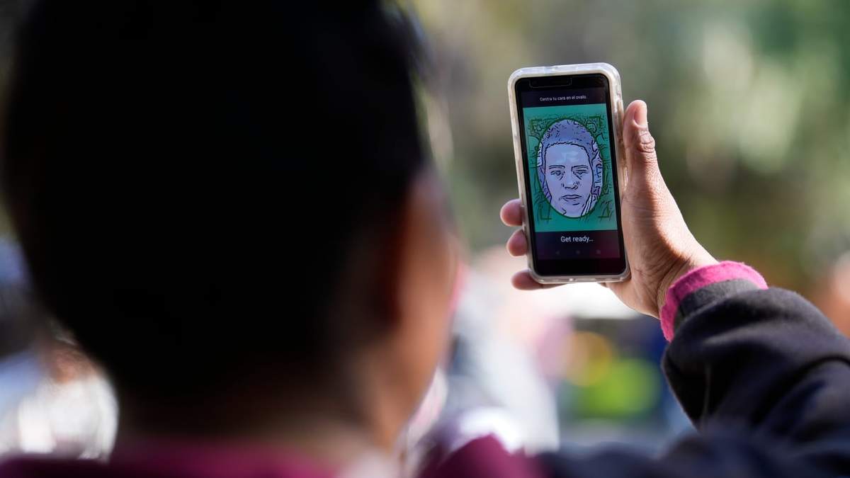 ARCHIVO - Un migrante de Michoacán utiliza la aplicación CBP One del gobierno estadunidense, el martes 24 de enero de 2023, en Tijuana, México