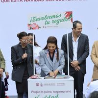 Brugada anuncia instalación de 50 módulos en CDMX para envolver regalos con papel reciclado