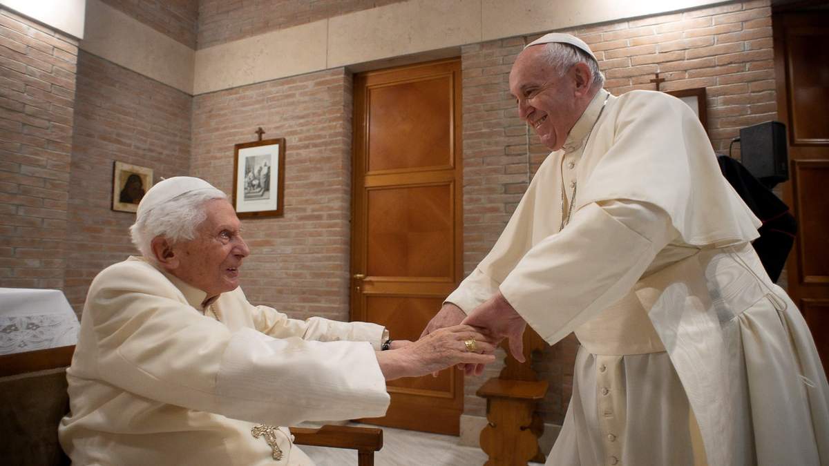 Francisco I y Benedicto XVI. Fuente: (Twitter)