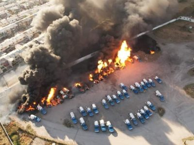 Incendio destruye 16 pipas en gasera de San Nicolás de los Garza, NL (Video)