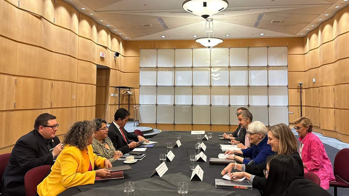 Reunión de comitivas de EU y México