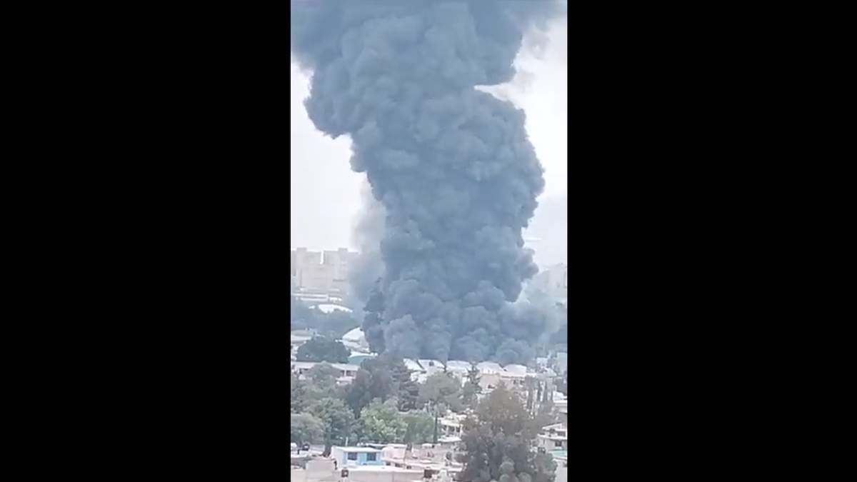 La columna de humo provocada por el fuego en la fábrica