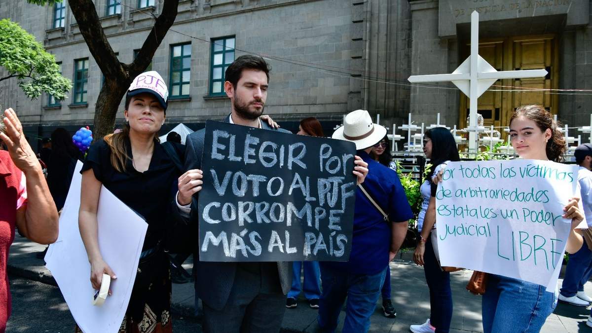 Los trabajadores de la Corte comenzaron a manifestarse contra la reforma desde el 27 de agosto, pero este jueves decidieron hacerlo al exterior del recinto judicial