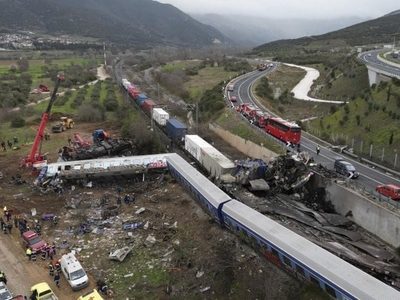 Grecia declara tres días de luto tras la muerte de 36 personas en choque de trenes