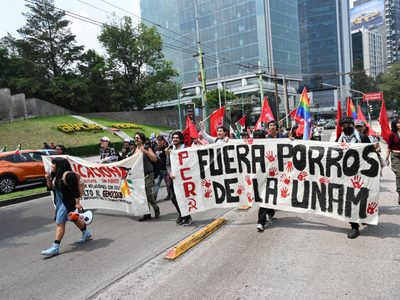 Marchan para exigir la salida de porros de la UNAM; un grupo vandaliza instalaciones